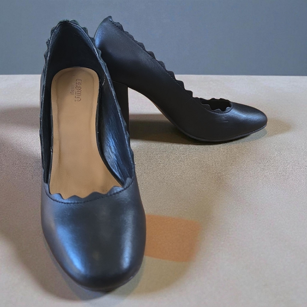 Crown‎ Vintage Black Scalloped Heels